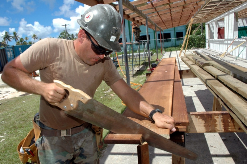 menuisier-FONTAN-min_worker_construction_building_carpenter_male_job_build_helmet-893290